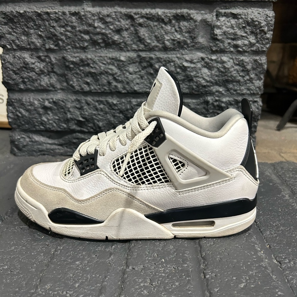 Air jordan military black. Shoes hardly worn and they are in great conditions.